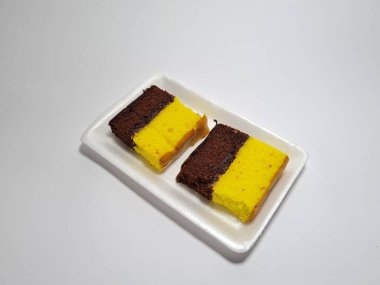 Beyaz kabın içinde kahverengi ve sarı bolu keki