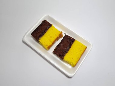 Beyaz kabın içinde kahverengi ve sarı bolu keki