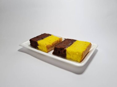 Beyaz kabın içinde kahverengi ve sarı bolu keki