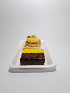 Beyaz bir kabın içinde Endonezya atıştırmalıkları, sandviçler ve meyve suyu.