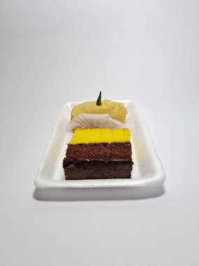 Beyaz bir kapta tipik Endonezya atıştırmalıkları, sandviçler ve börekler.