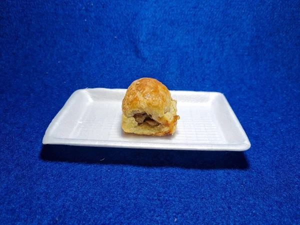 Bandung şehrinden tipik bir Endonezya aperatifi un ve kahverengi muzdan yapılır, yiyeceğe Pisang Bolen denir.