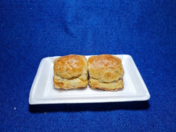 Bandung şehrinden tipik bir Endonezya aperatifi un ve kahverengi muzdan yapılır, yiyeceğe Pisang Bolen denir.