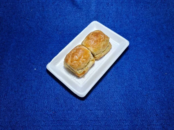 Bandung şehrinden tipik bir Endonezya aperatifi un ve kahverengi muzdan yapılır, yiyeceğe Pisang Bolen denir.