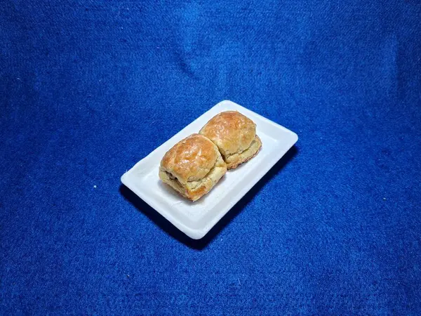 Bandung şehrinden tipik bir Endonezya aperatifi un ve kahverengi muzdan yapılır, yiyeceğe Pisang Bolen denir.