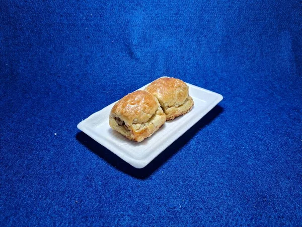 Bandung şehrinden tipik bir Endonezya aperatifi un ve kahverengi muzdan yapılır, yiyeceğe Pisang Bolen denir.