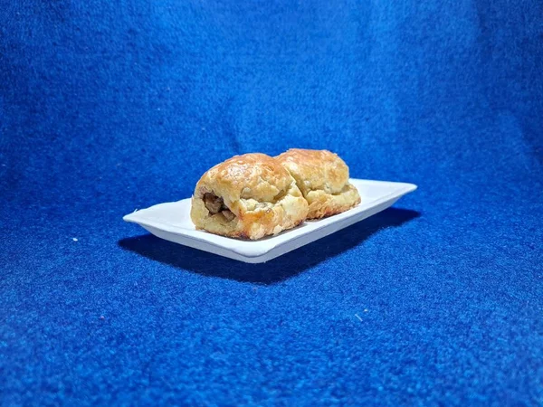 Bandung şehrinden tipik bir Endonezya aperatifi un ve kahverengi muzdan yapılır, yiyeceğe Pisang Bolen denir.