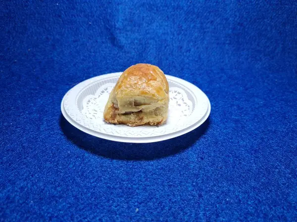 Bandung şehrinden tipik bir Endonezya aperatifi un ve kahverengi muzdan yapılır, yiyeceğe Pisang Bolen denir.