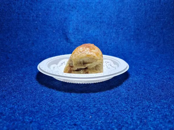 Bandung şehrinden tipik bir Endonezya aperatifi un ve kahverengi muzdan yapılır, yiyeceğe Pisang Bolen denir.