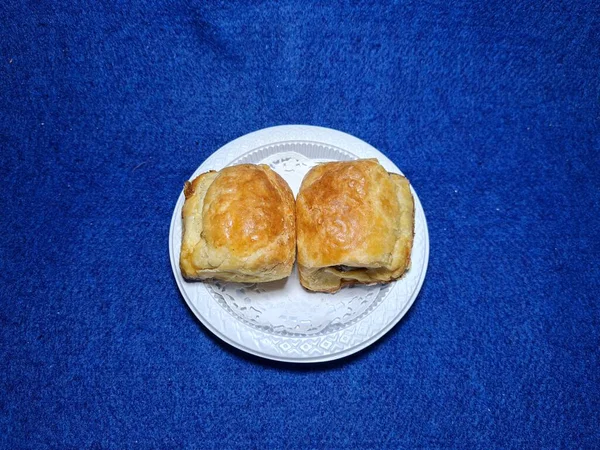 Bandung şehrinden tipik bir Endonezya aperatifi un ve kahverengi muzdan yapılır, yiyeceğe Pisang Bolen denir.