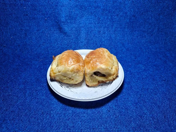 Bandung şehrinden tipik bir Endonezya aperatifi un ve kahverengi muzdan yapılır, yiyeceğe Pisang Bolen denir.