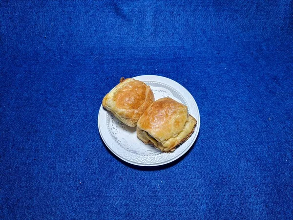 Bandung şehrinden tipik bir Endonezya aperatifi un ve kahverengi muzdan yapılır, yiyeceğe Pisang Bolen denir.