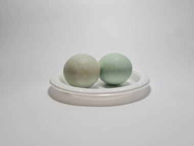 Mavi tuzlu kaynamış ördek yumurtası