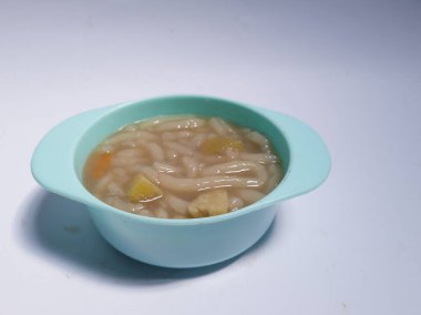 Dawet ayu adı verilen tipik bir Endonezya yemeği beyaz oval şekilli pirinç unundan yapılır ve tatlı bir sos kahverengi şekerli sudan yapılır..