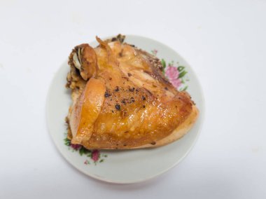 Beyaz arka planda beyaz tabakta kızarmış tavuk.