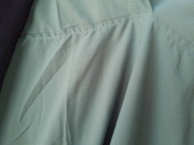 Soyut arkaplan desenli açık yeşil kumaş bir gölge oluşturmak için katlanır