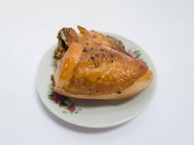 Beyaz arka planda beyaz tabakta kızarmış tavuk.