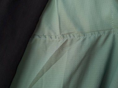 Soyut arkaplan desenli açık yeşil kumaş bir gölge oluşturmak için katlanır