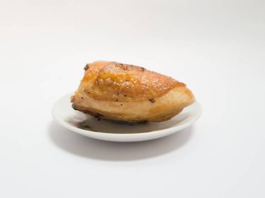 Beyaz arka planda beyaz tabakta kızarmış tavuk.