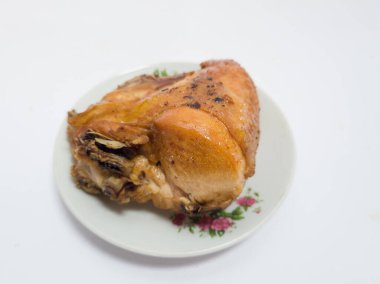 Beyaz arka planda beyaz tabakta kızarmış tavuk.