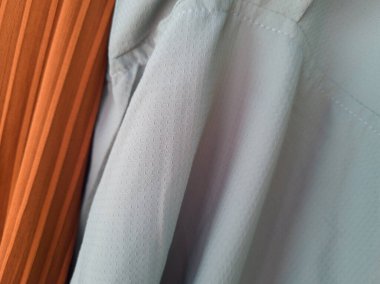 Soyut kumaş desenli turuncu arka plan ve açık mavi karışımı.