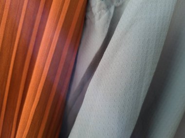 Soyut kumaş desenli turuncu arka plan ve açık mavi karışımı.