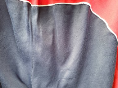 Mavi ve kırmızı eşofman altı kumaşının soyut desenli arka planı