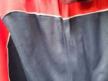 Mavi ve kırmızı eşofman altı kumaşının soyut desenli arka planı