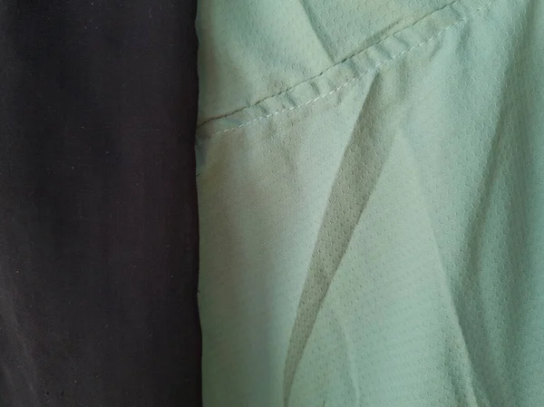 Soyut arkaplan desenli açık yeşil kumaş bir gölge oluşturmak için katlanır