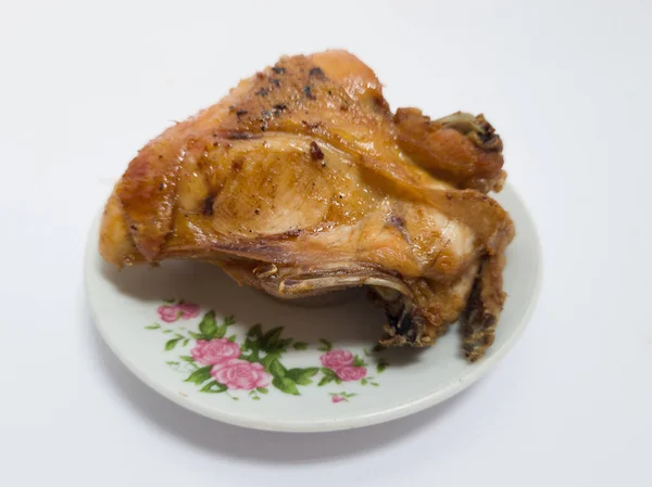 Pollo Frito Crujiente Marrón Plato Blanco Sobre Fondo Blanco — Foto de Stock