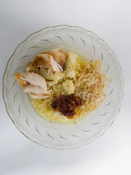 白を基調とした皿の上にソト アーアムという名前のインドネシア料理とサンバル — ストック写真