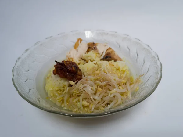 白を基調とした皿の上にソト アーアムという名前のインドネシア料理とサンバル — ストック写真