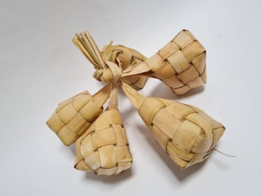 Hindistancevizi yapraklarının içine haç şeklinde bir kutuya konan ketupat adı verilen ketupat denilen Endonezya 'dan gelen bir yiyecek, ketupat genellikle sadece bayram kutlamalarında bulunur..