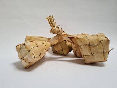 Hindistancevizi yapraklarının içine haç şeklinde bir kutuya konan ketupat adı verilen ketupat denilen Endonezya 'dan gelen bir yiyecek, ketupat genellikle sadece bayram kutlamalarında bulunur..