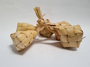 Hindistancevizi yapraklarının içine haç şeklinde bir kutuya konan ketupat adı verilen ketupat denilen Endonezya 'dan gelen bir yiyecek, ketupat genellikle sadece bayram kutlamalarında bulunur..