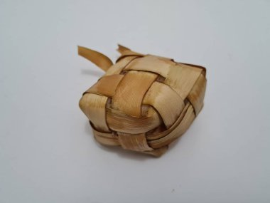 Hindistancevizi yapraklarının içine haç şeklinde bir kutuya konan ketupat adı verilen ketupat denilen Endonezya 'dan gelen bir yiyecek, ketupat genellikle sadece bayram kutlamalarında bulunur..