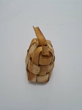 Hindistancevizi yapraklarının içine haç şeklinde bir kutuya konan ketupat adı verilen ketupat denilen Endonezya 'dan gelen bir yiyecek, ketupat genellikle sadece bayram kutlamalarında bulunur..