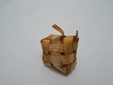 Hindistancevizi yapraklarının içine haç şeklinde bir kutuya konan ketupat adı verilen ketupat denilen Endonezya 'dan gelen bir yiyecek, ketupat genellikle sadece bayram kutlamalarında bulunur..