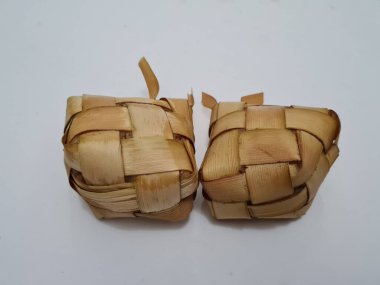 Hindistancevizi yapraklarının içine haç şeklinde bir kutuya konan ketupat adı verilen ketupat denilen Endonezya 'dan gelen bir yiyecek, ketupat genellikle sadece bayram kutlamalarında bulunur..