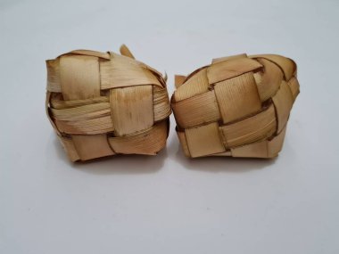 Hindistancevizi yapraklarının içine haç şeklinde bir kutuya konan ketupat adı verilen ketupat denilen Endonezya 'dan gelen bir yiyecek, ketupat genellikle sadece bayram kutlamalarında bulunur..