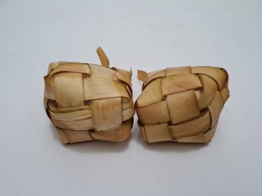 Hindistancevizi yapraklarının içine haç şeklinde bir kutuya konan ketupat adı verilen ketupat denilen Endonezya 'dan gelen bir yiyecek, ketupat genellikle sadece bayram kutlamalarında bulunur..