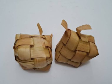 Hindistancevizi yapraklarının içine haç şeklinde bir kutuya konan ketupat adı verilen ketupat denilen Endonezya 'dan gelen bir yiyecek, ketupat genellikle sadece bayram kutlamalarında bulunur..