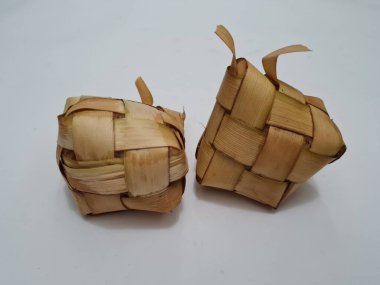 Hindistancevizi yapraklarının içine haç şeklinde bir kutuya konan ketupat adı verilen ketupat denilen Endonezya 'dan gelen bir yiyecek, ketupat genellikle sadece bayram kutlamalarında bulunur..