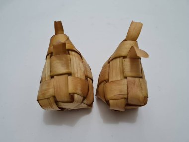Hindistancevizi yapraklarının içine haç şeklinde bir kutuya konan ketupat adı verilen ketupat denilen Endonezya 'dan gelen bir yiyecek, ketupat genellikle sadece bayram kutlamalarında bulunur..