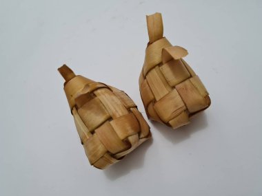 Hindistancevizi yapraklarının içine haç şeklinde bir kutuya konan ketupat adı verilen ketupat denilen Endonezya 'dan gelen bir yiyecek, ketupat genellikle sadece bayram kutlamalarında bulunur..