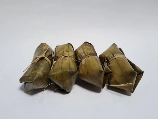 Jídlo Indonésie Zvané Lepet Vyrobené Kokosové Lepkavé Rýže Zabalené Banánových — Stock fotografie