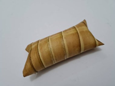 Hindistan cevizi yapraklarına sarılmış hindistan cevizi glutinous pilavından yapılan, Endonezya 'dan gelen 