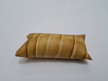 Hindistan cevizi yapraklarına sarılmış hindistan cevizi glutinous pilavından yapılan, Endonezya 'dan gelen 