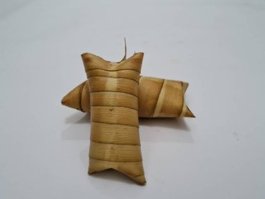 Hindistan cevizi yapraklarına sarılmış hindistan cevizi glutinous pilavından yapılan, Endonezya 'dan gelen 