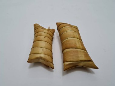 Hindistan cevizi yapraklarına sarılmış hindistan cevizi glutinous pilavından yapılan, Endonezya 'dan gelen 